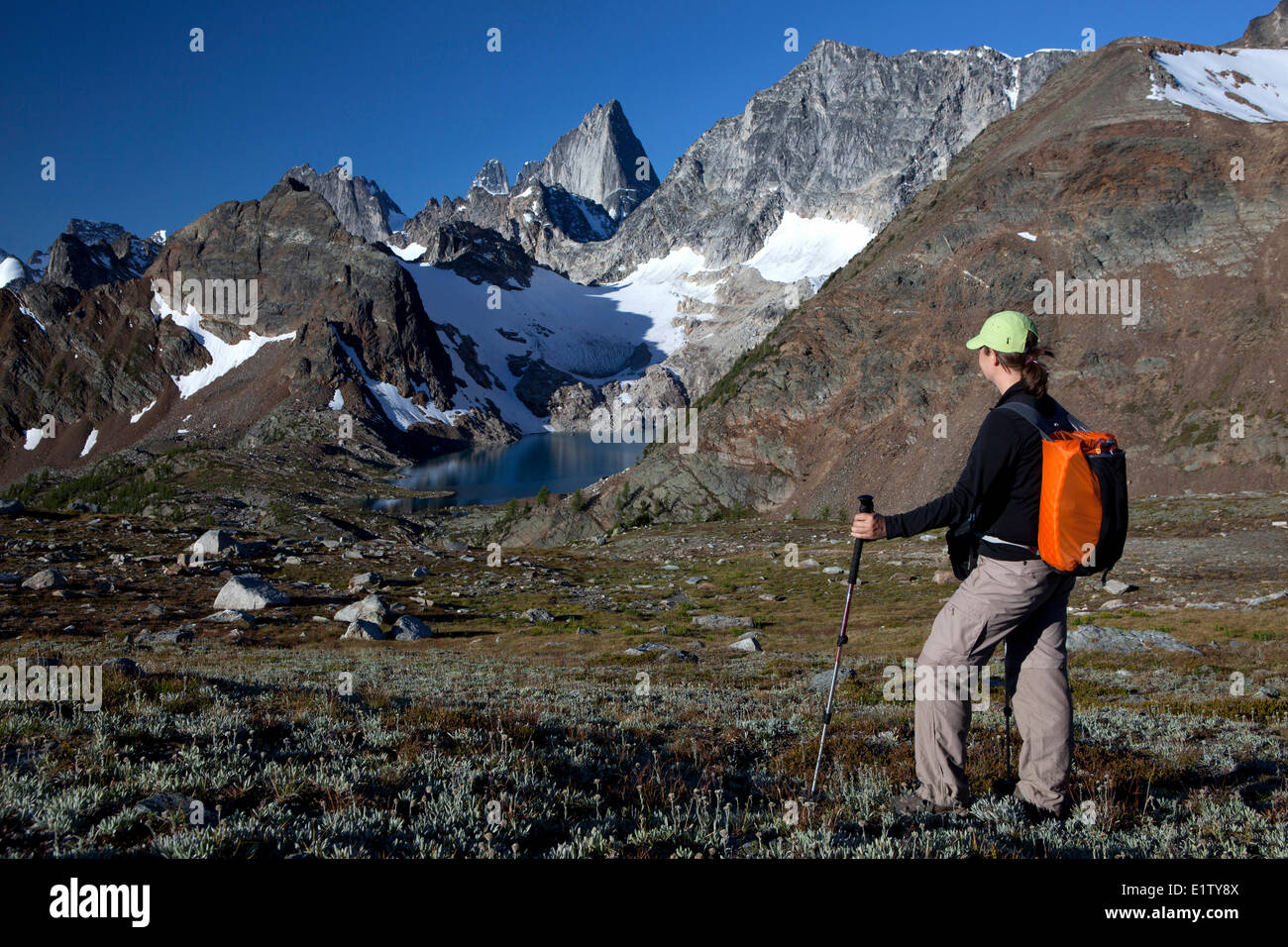 Wanderer auf Bugaboo Spire und Kobalt See, Bugaboo Provincial Park, Britisch-Kolumbien, Kanada Stockfoto