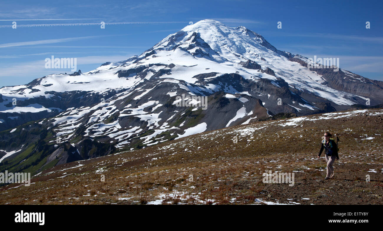 Wanderer, Mount Rainier und Panhandle Lücke von Banshee Gipfel, Mount Rainier Nationalpark, Washington, Vereinigte Staaten von Amerika Stockfoto