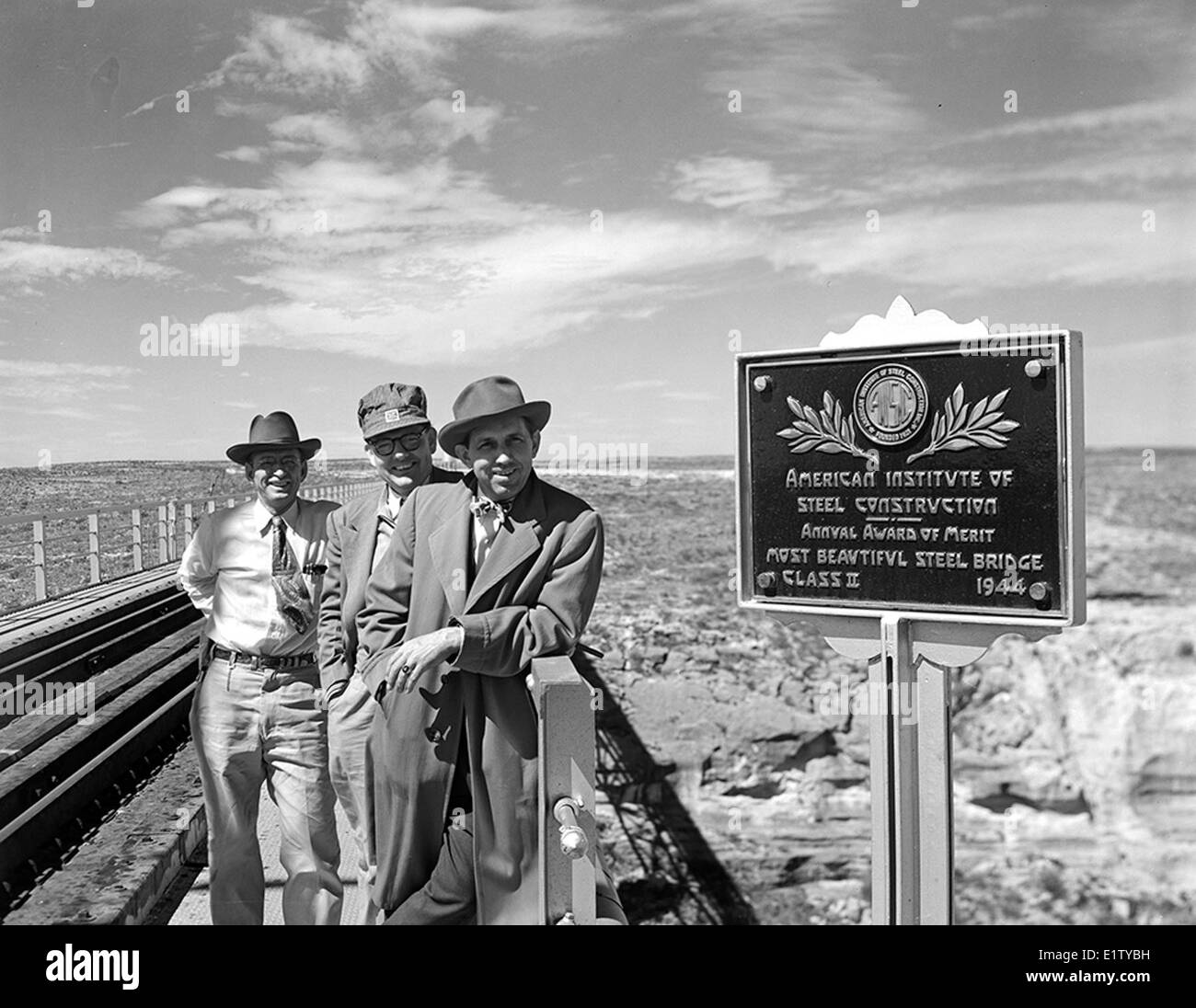 [Männer stehen historische Markierung, Pecos River High Bridge, Southern Pacific Railroad Company] Stockfoto