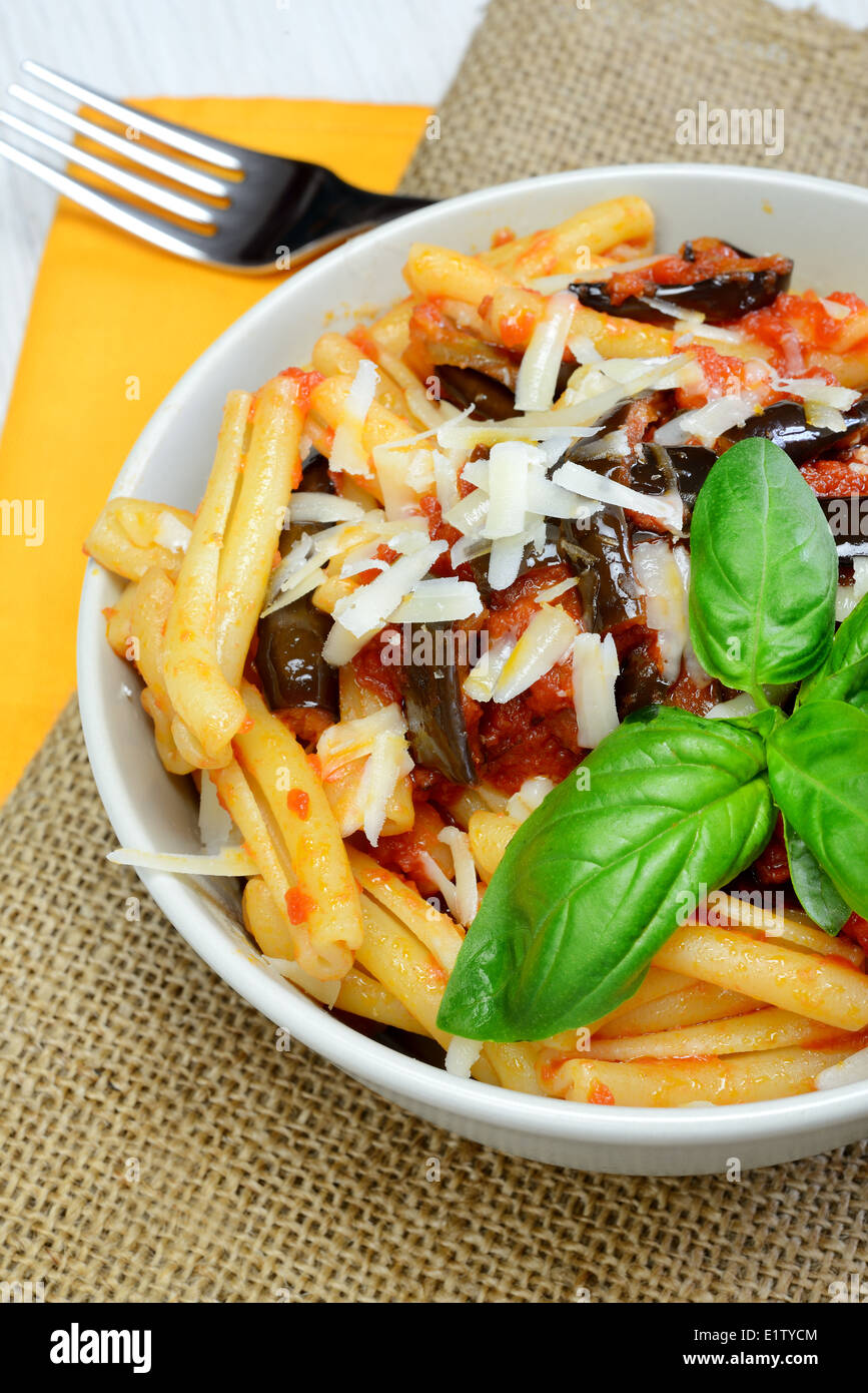 italienische sizilianische hausgemachte Pasta mit Auberginen und Pecorino Käse und Tomaten Sauce namens "Pasta Alla Norma" Stockfoto