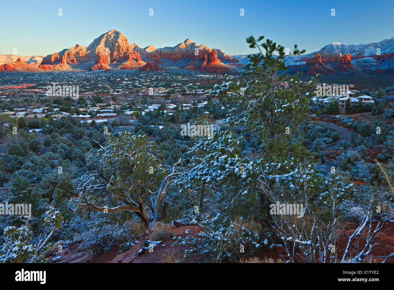 Stadt Sedona im Winter nach Neuschnee, Arizona, USA Stockfoto
