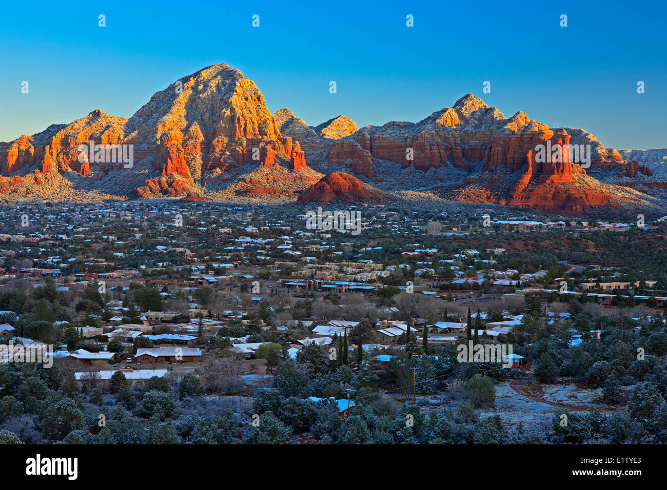 Stadt Sedona im Winter nach Neuschnee, Arizona, USA Stockfoto