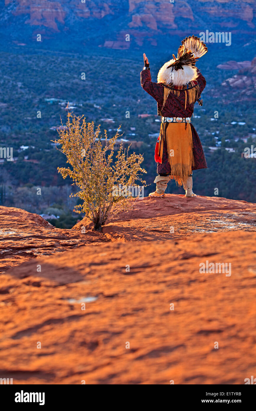 Native American (Indianer) feiert der Sonnenaufgangszeremonie auf einem Tafelberg in der Nähe von Sedona, Arizona, USA Stockfoto
