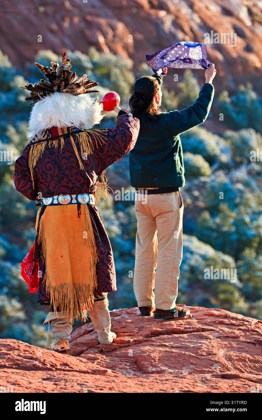 Native American (Indianer) feiert der Sonnenaufgangszeremonie auf einem Tafelberg in der Nähe von Sedona, Arizona, USA Stockfoto