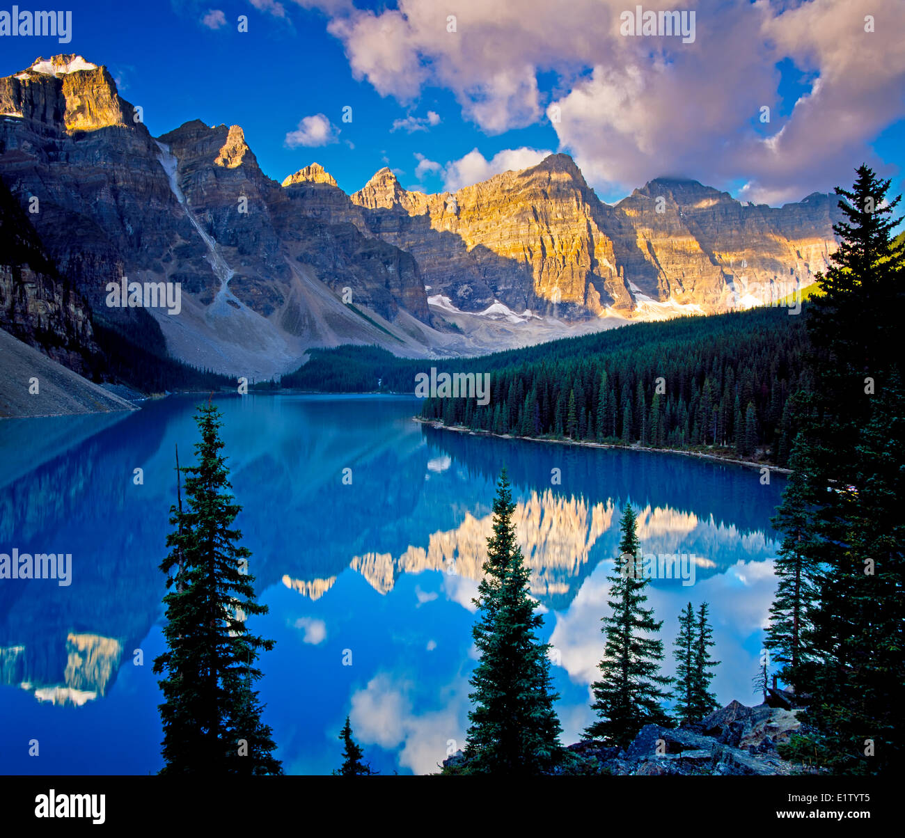 Moraine Lake im Valley of the Ten Peaks in der Nähe von Lake Louise, Banff Nationalpark, Kanada. Stockfoto
