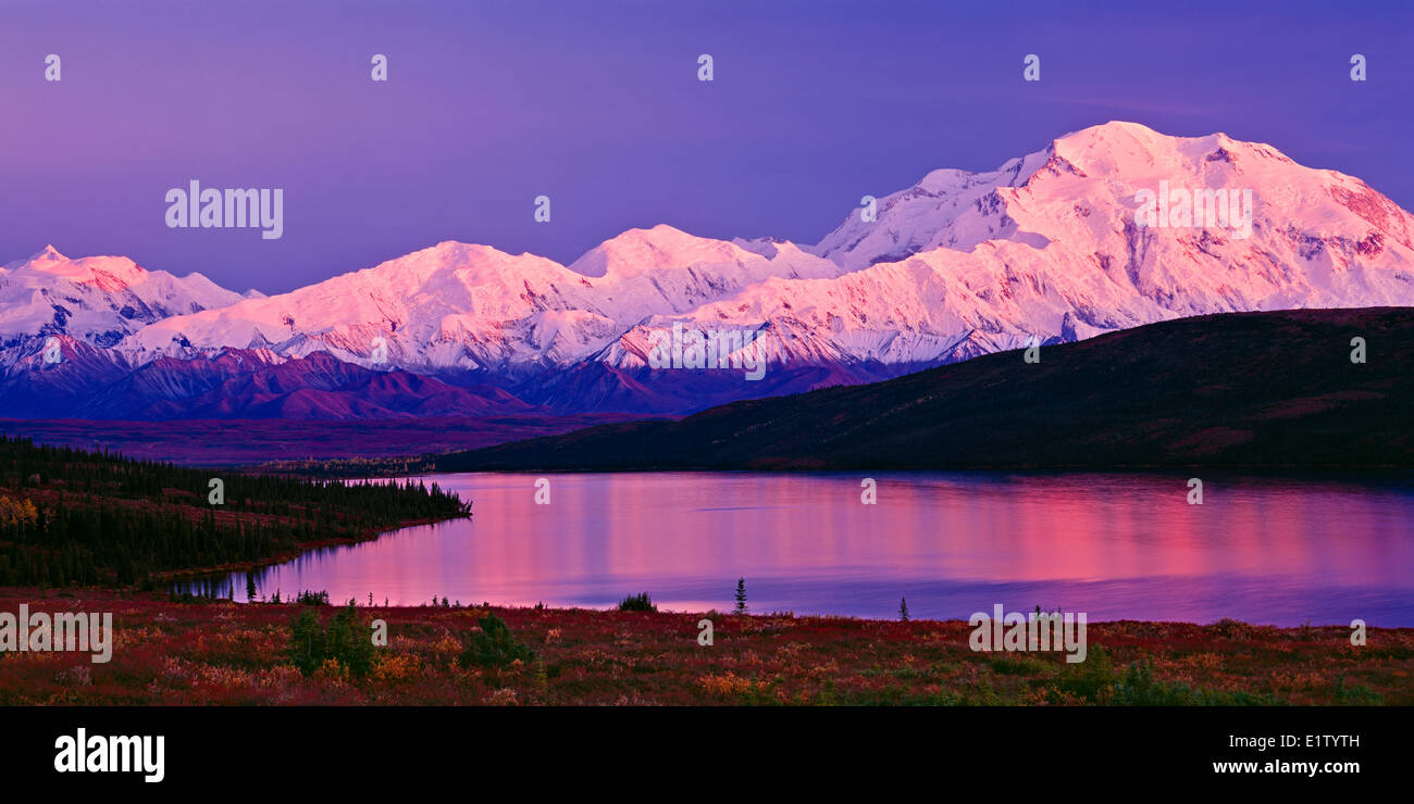 Alpenglühen am Mount Mc Kinley (9194m) auf ein reger fallen morgen mit schöne Farbe Reflexionen im Wonder Lake mit fotografiert Stockfoto