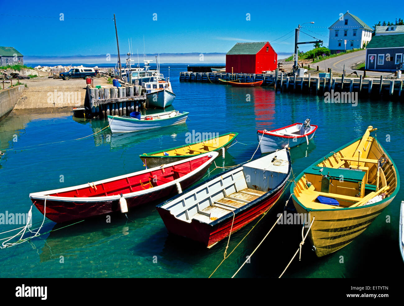 Kleine hölzerne Boote im Hafen von Hallen, Bay Of Fundy, Nova Scotia, Kanada Stockfoto