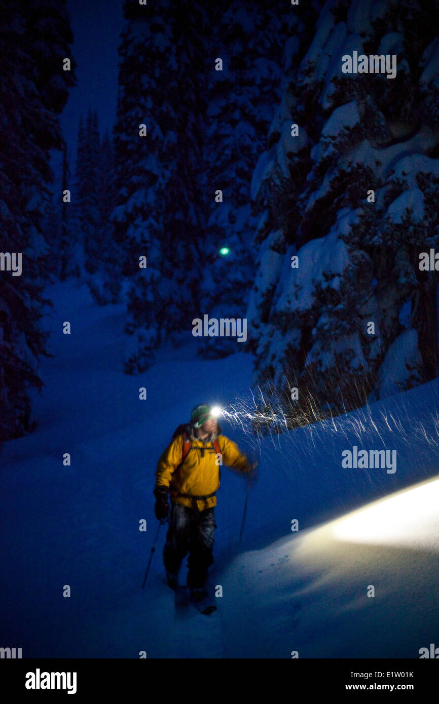Ein Mann kommt zurück von einem späten Tag auf Skitouren, Sol Mountain Lodge, Monashee Backcountry, Revelstoke, BC Stockfoto Ein Mann kommt zurück von einem späten Tag auf Skitouren, Sol Mountain Lodge, Monashee Backcountry, Revelstoke, BC Stockfoto