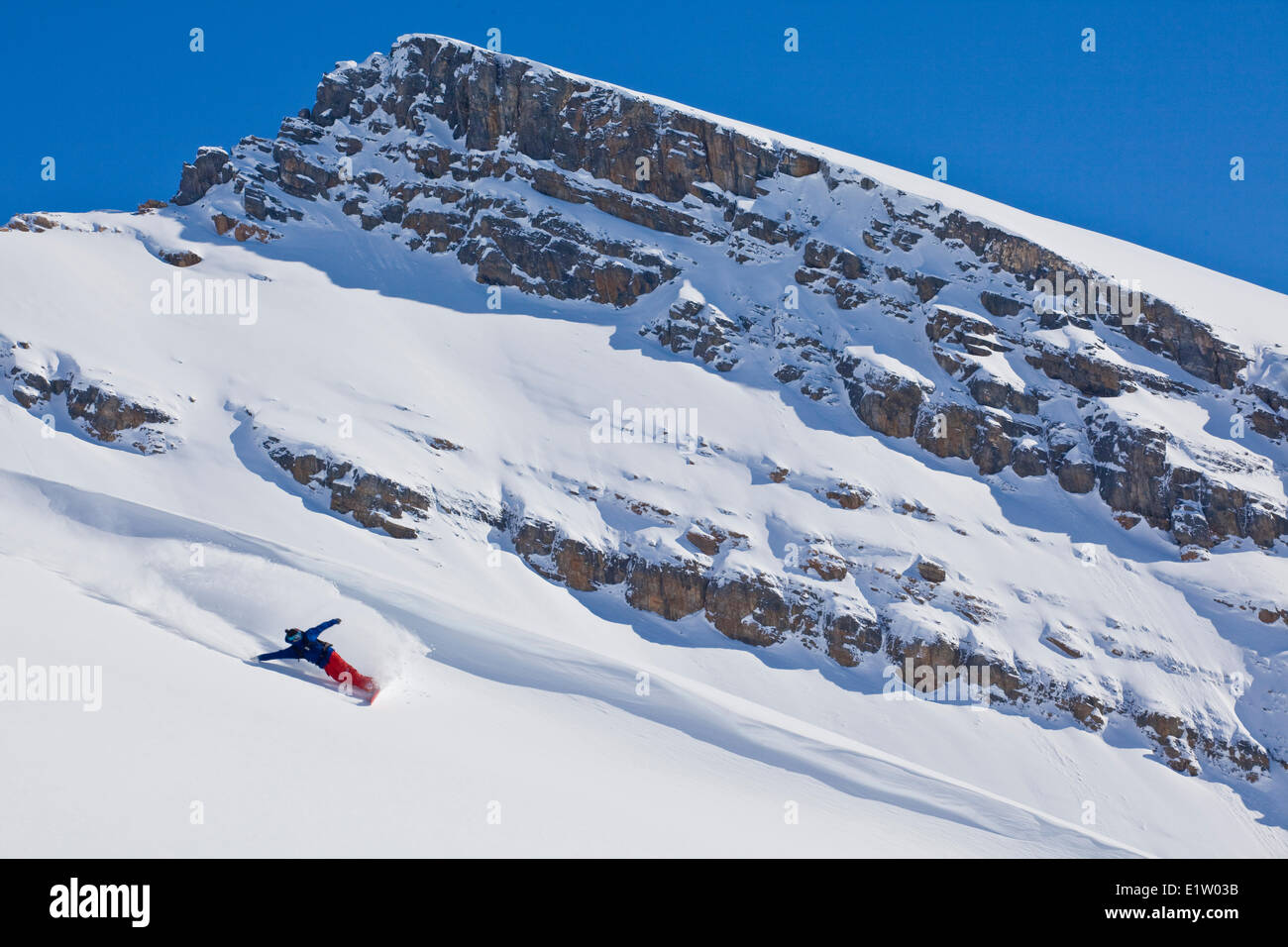 Eine männliche Einsatzbereich sprüht eine Wende im Eisfall Lodge, Canadian Rockies, Golden, BC Stockfoto
