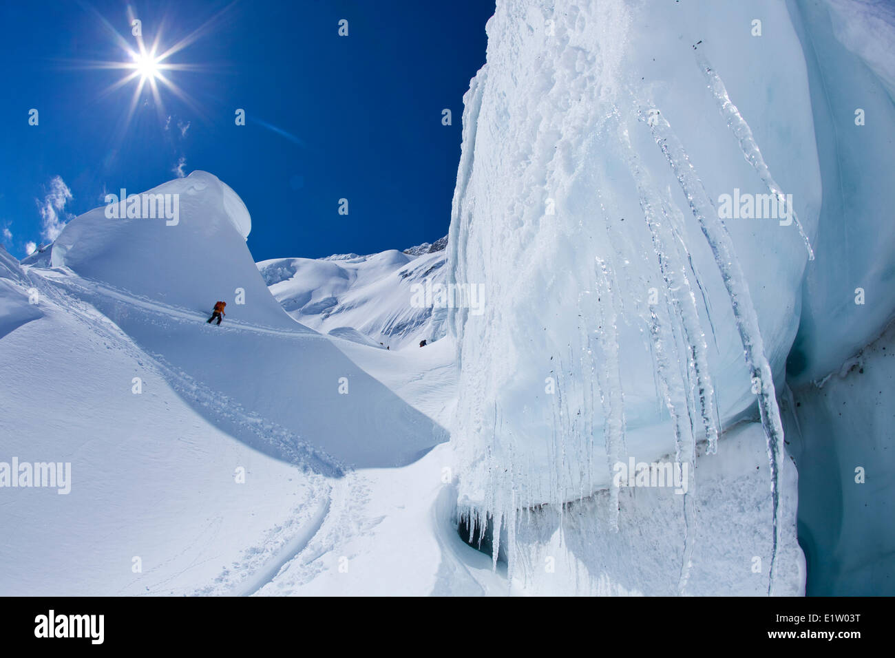 Backcountry Ski touring stark spaltenreichen Gletscher am Eisfall Lodge, Canadian Rockies, Golden, BC Stockfoto