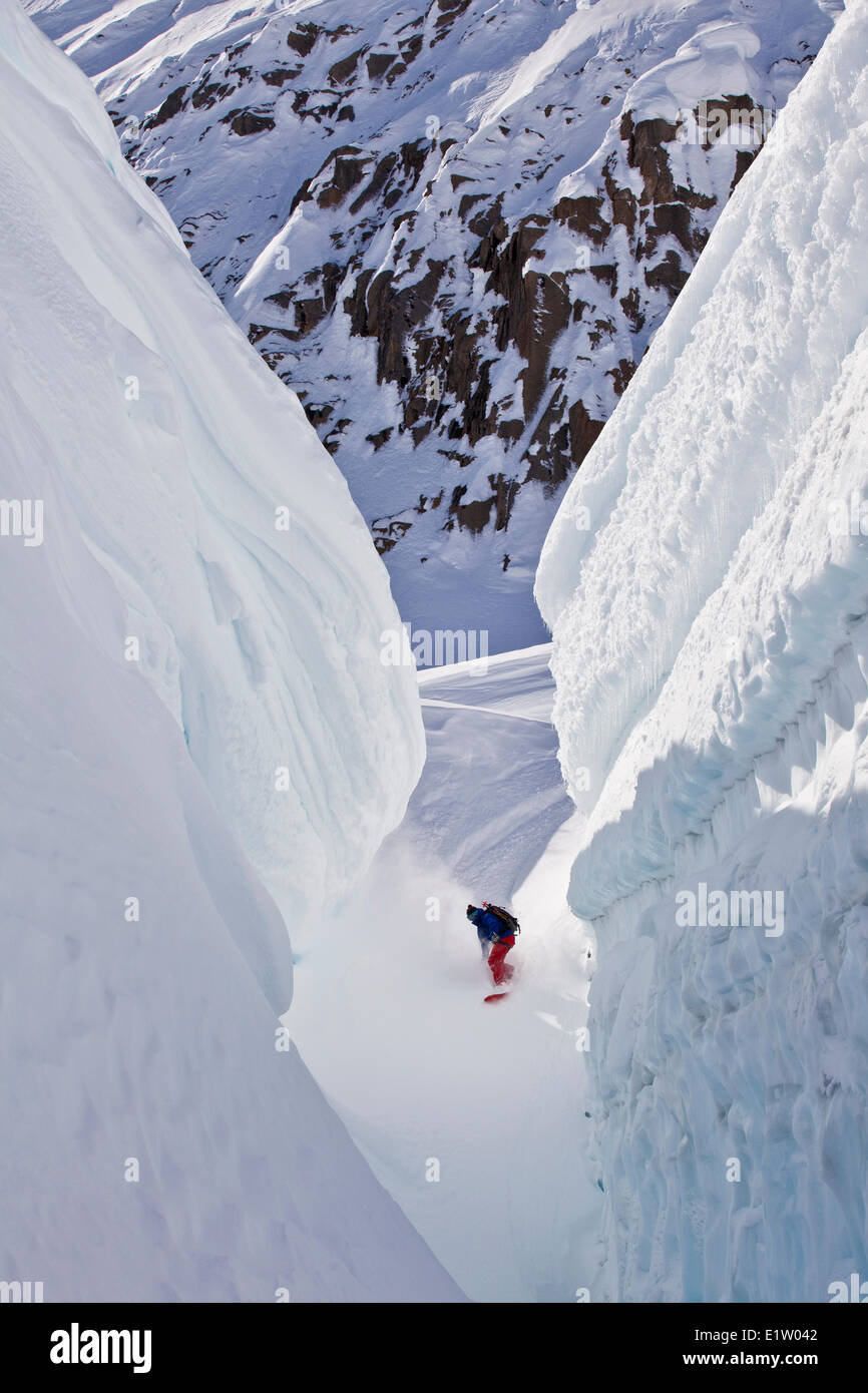 Eine männliche Einsatzbereich durchfährt eine Gletscherspalte auf dem Diamant-Gletscher, Eisfall Lodge, Canadian Rockies, Golden, BC Stockfoto