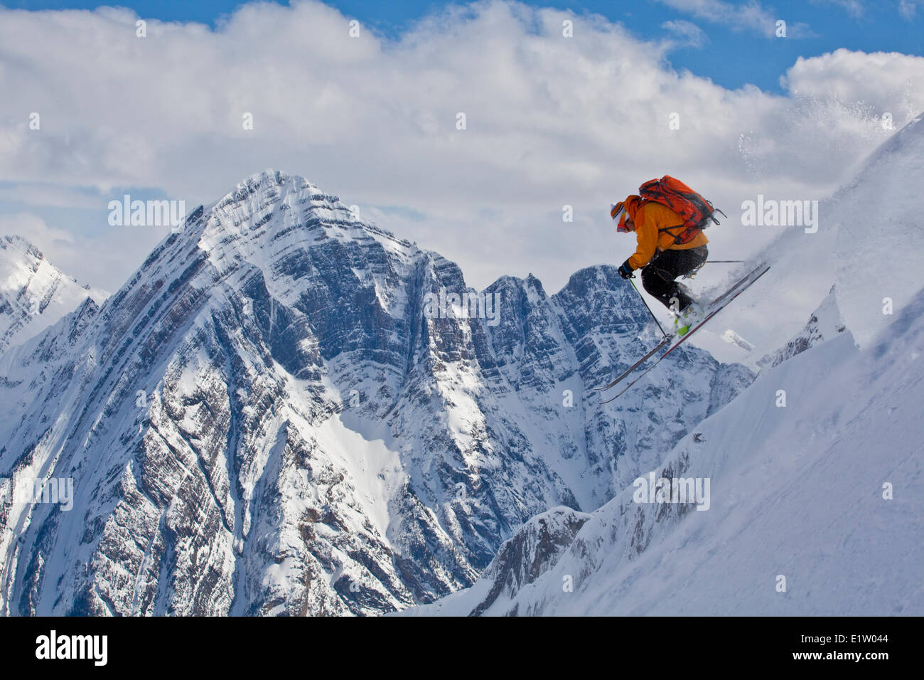 Ein männlicher Backcountry Skifahrer lüftet eine Kissen mit klassischen kanadischen Rockies Landschaft als Kulisse. Eisfall Lodge, Golden, BC Stockfoto
