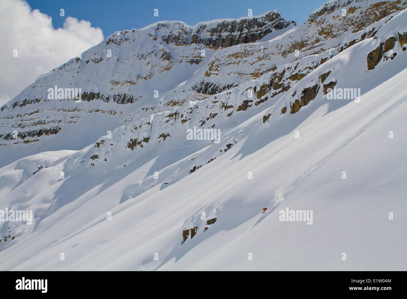 Ein männlicher Backcountry Skifahrer genießen dreht sich schnell, tief in den Alpen, Eisfall Lodge, Golden, BC Stockfoto
