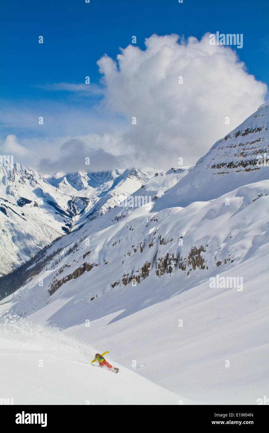 Eine männliche Einsatzbereich sprüht eine Wende im Eisfall Lodge, Canadian Rockies, Golden, BC Stockfoto