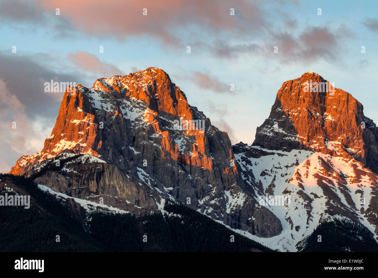 Big Sister Gipfel bei Sonnenaufgang, Canmore, Alberta, Kanada Stockfoto