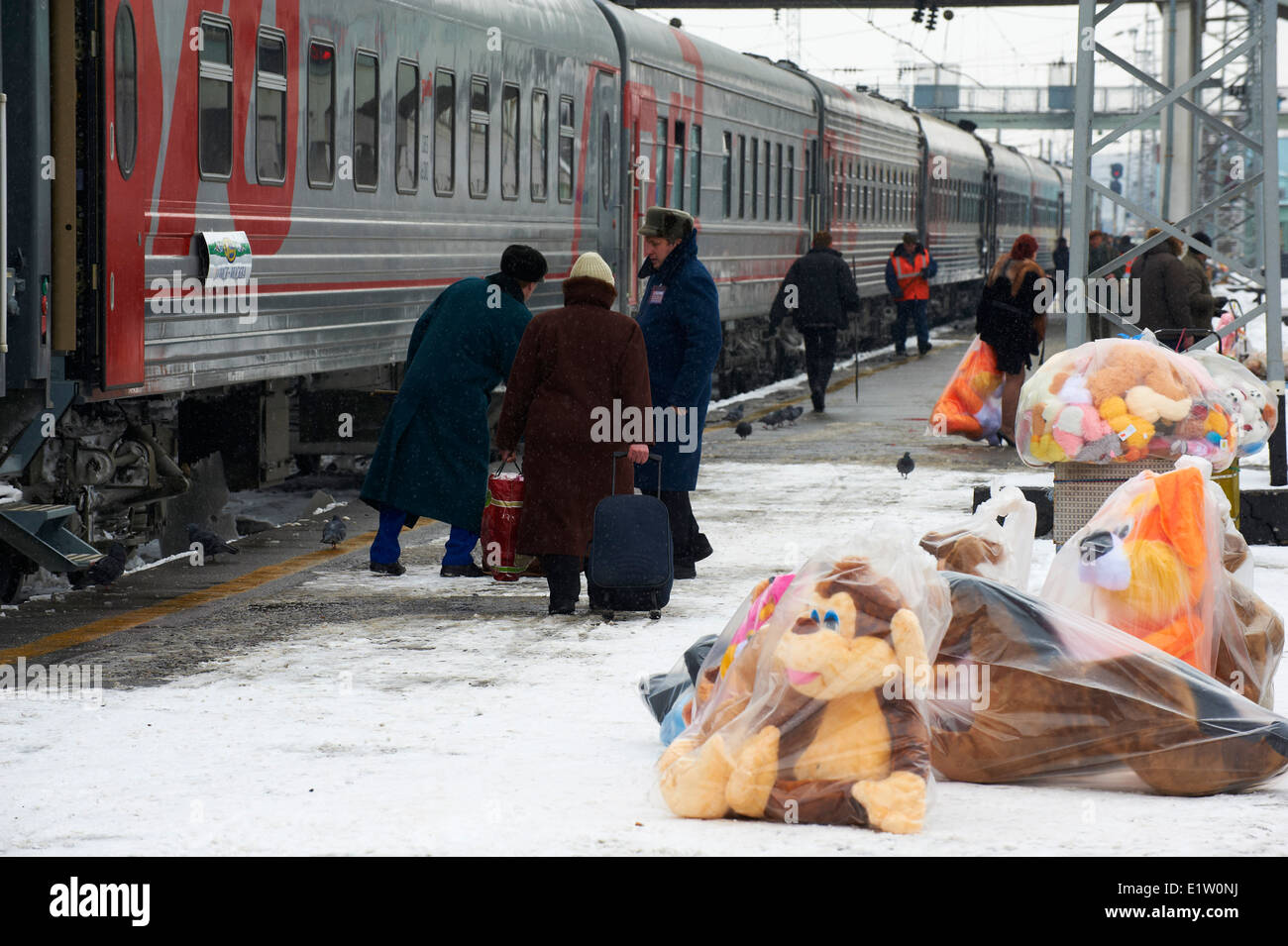 Russland, Oblast Kirow, Kirow, stoppen 25 Minuten, Bahnhof, Trans-Siberian Line, Puppe Verkäufer Stockfoto