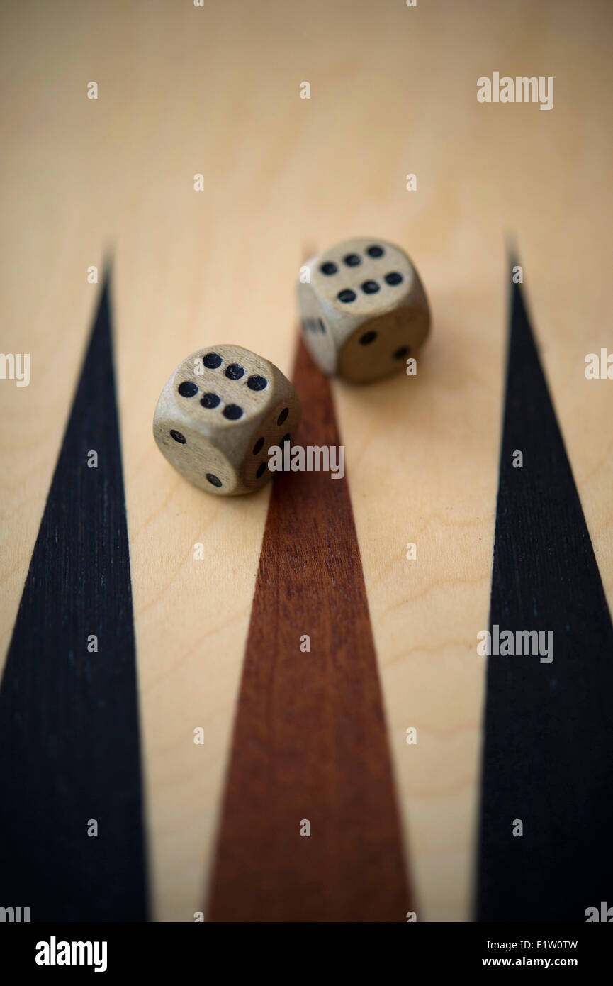 Backgammon Würfel auf dem Spielfeld liegen Stockfoto