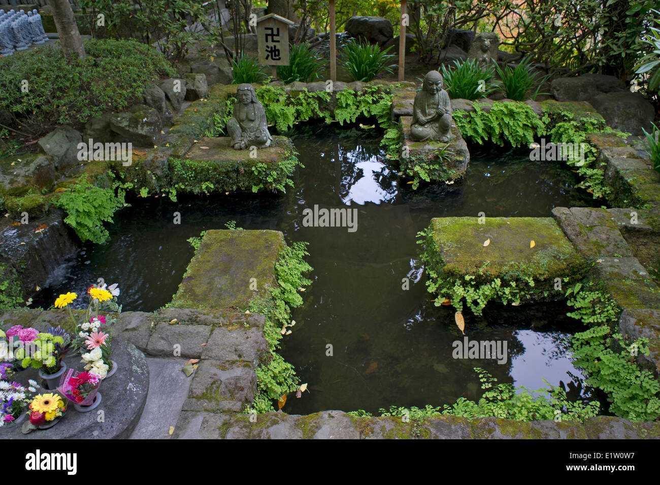 Teich in Form eines Hakenkreuzes in Hasedera buddhistischen Tempel in Kamakura, Japan Stockfoto