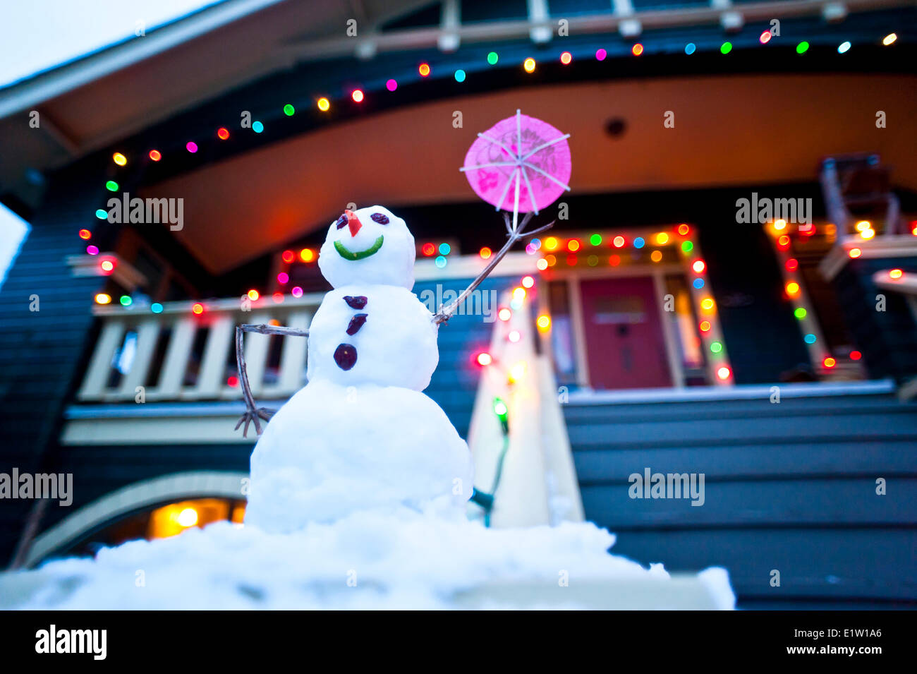 Festliche Schneemann und Weihnachtsbeleuchtung. Stockfoto