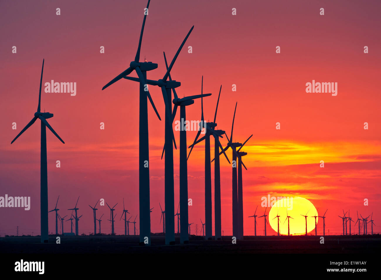 Windenergieanlagen bei Sonnenuntergang. Stockfoto