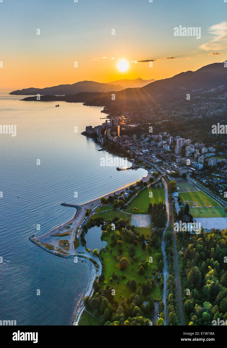 West Vancouver Küste bei Sonnenuntergang mit Ambleside Park im Vordergrund. Stockfoto