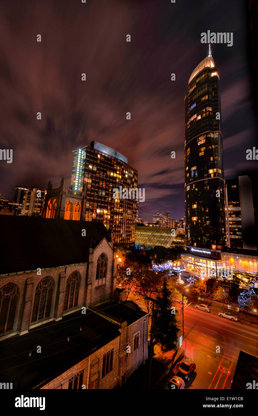 die alte Kirche im Vordergrund kontrastiert mit den glänzenden schwarzen Neubauten im Hintergrund--Vancouver BC--mit Blick auf Stockfoto