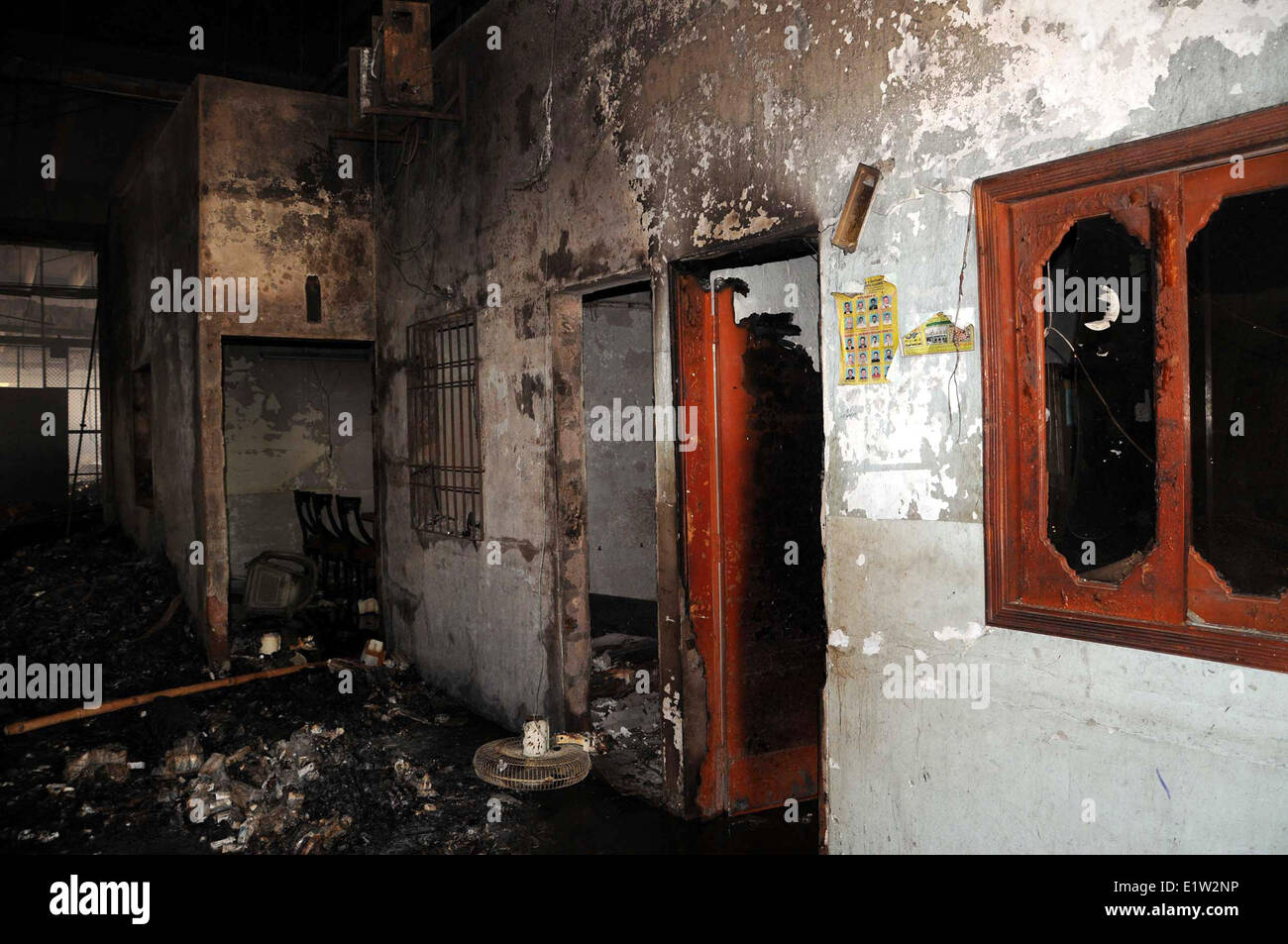 Karachi, Pakistan. 10. Juni 2014. Foto aufgenommen am 10. Juni 2014 zeigt eine Ansicht der beschädigten Räumlichkeiten ein Kühlhaus Fracht-Anlage am Jinnah International Airport in südlichen Hafenstadt pakistanischen Stadt Karachi. Gremien der sieben Menschen im folgenden ein tödlicher Angriff auf Jinnah International Airport von Pakistan südlichen Hafen Stadt Karachi wiederhergestellt wurde am Dienstagmorgen fehlt ging, bringt die Zahl der Todesopfer in den Vorfall bis 38 einschließlich 10 Kämpfer, sagten Beamte. Bildnachweis: Xinhua/Alamy Live-Nachrichten Stockfoto