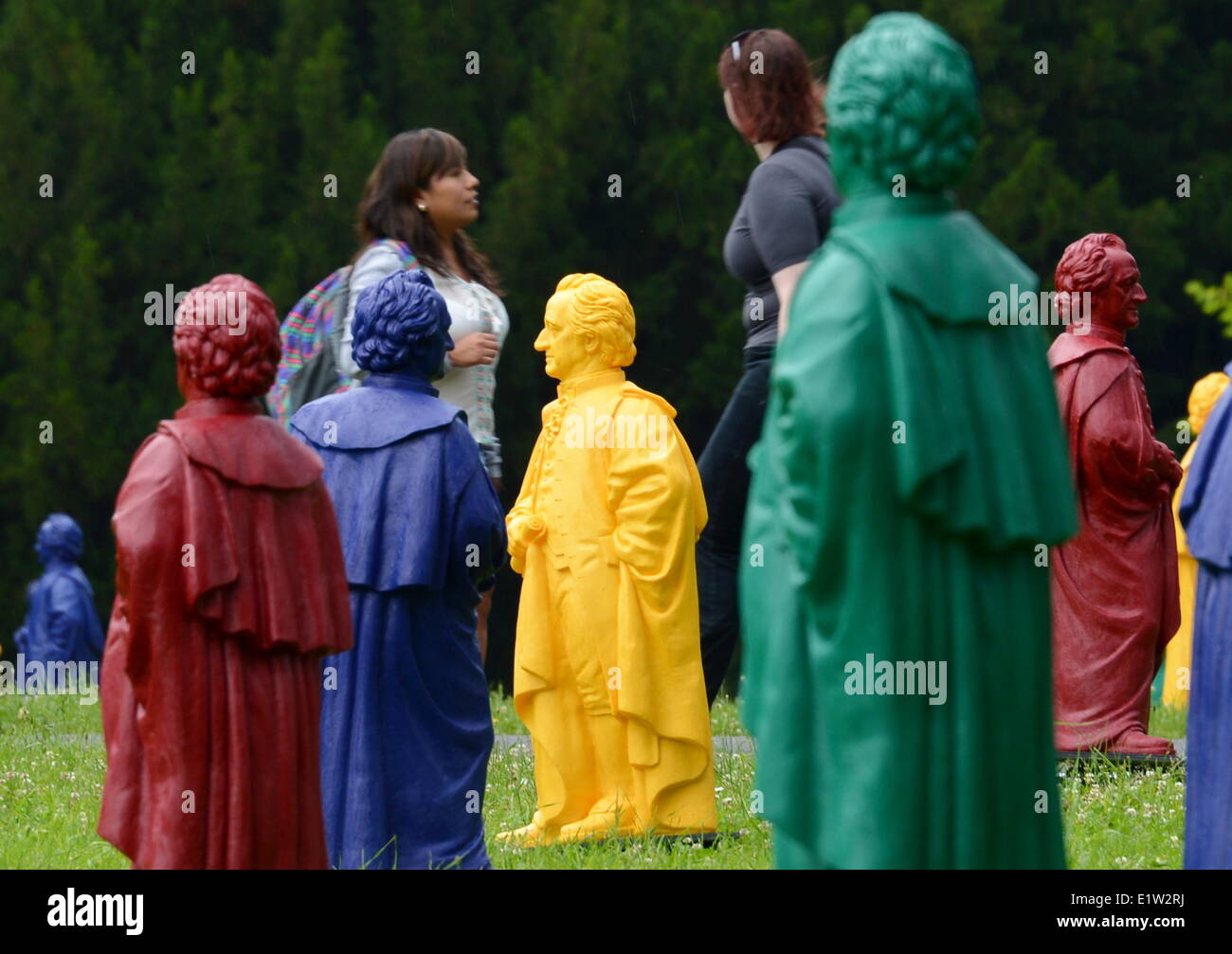 Frankfurt Main, Deutschland. 10. Juni 2014. Bunte Goethe Figuren stehen auf dem Campus der Goethe-Universität Frankfurt Main, Deutschland, 10. Juni 2014. Künstler Ottmar Hoerl kreierte Figuren des großen deutschen Dichters in vier Farben. Die 400 Figuren, die eine Höhe von etwa einem Meter haben, werden auf dem Campus vom 11. Juni bis 20. Juli 2014. Foto: ROLAND HOLSCHNEIDER/DPA/Alamy Live-Nachrichten Stockfoto
