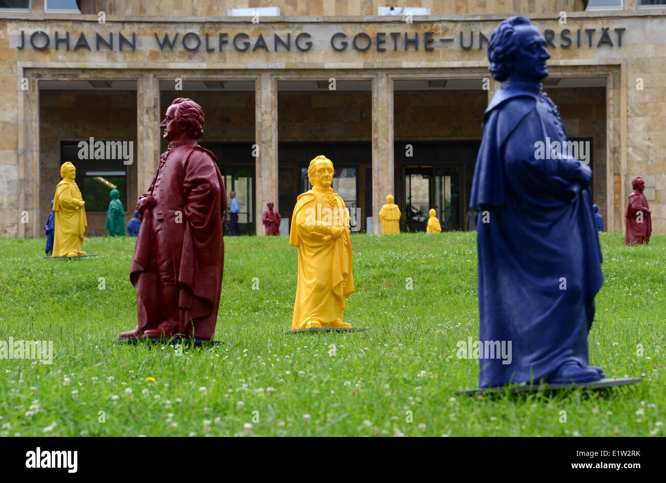 Frankfurt Main, Deutschland. 10. Juni 2014. Bunte Goethe Figuren stehen auf dem Campus der Goethe-Universität Frankfurt Main, Deutschland, 10. Juni 2014. Künstler Ottmar Hoerl kreierte Figuren des großen deutschen Dichters in vier Farben. Die 400 Figuren, die eine Höhe von etwa einem Meter haben, werden auf dem Campus vom 11. Juni bis 20. Juli 2014. Foto: ROLAND HOLSCHNEIDER/DPA/Alamy Live-Nachrichten Stockfoto