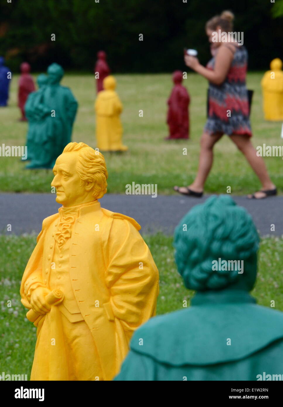 Frankfurt Main, Deutschland. 10. Juni 2014. Bunte Goethe Figuren stehen auf dem Campus der Goethe-Universität Frankfurt Main, Deutschland, 10. Juni 2014. Künstler Ottmar Hoerl kreierte Figuren des großen deutschen Dichters in vier Farben. Die 400 Figuren, die eine Höhe von etwa einem Meter haben, werden auf dem Campus vom 11. Juni bis 20. Juli 2014. Foto: ROLAND HOLSCHNEIDER/DPA/Alamy Live-Nachrichten Stockfoto