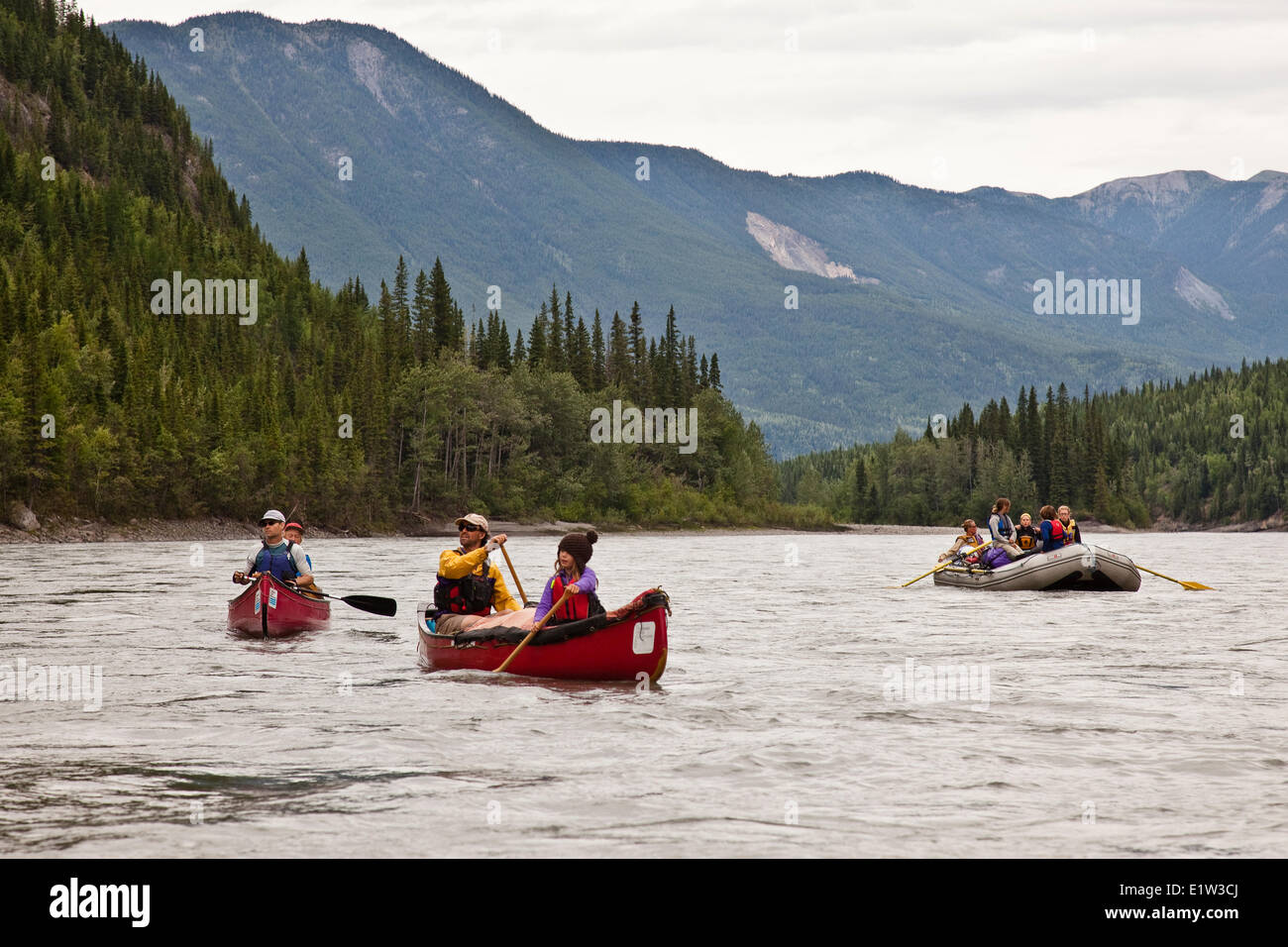 Zwei Kanus und Floß auf Nahanni River Nahanni National Park zu bewahren, NWT, Kanada. Stockfoto