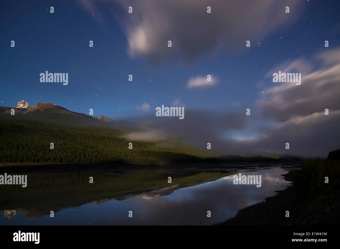 Medicine Lake mit Sternen in der Nacht. Das Hotel liegt entlang der Maligne Lake Road in Jasper Nationalpark, Alberta, Kanada. Stockfoto