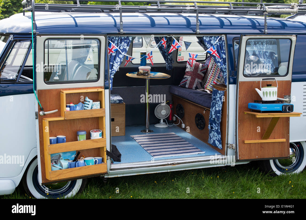 Split Screen Volkswagen VW Camper van Innenraum bei einer VW-Show. England Stockfoto