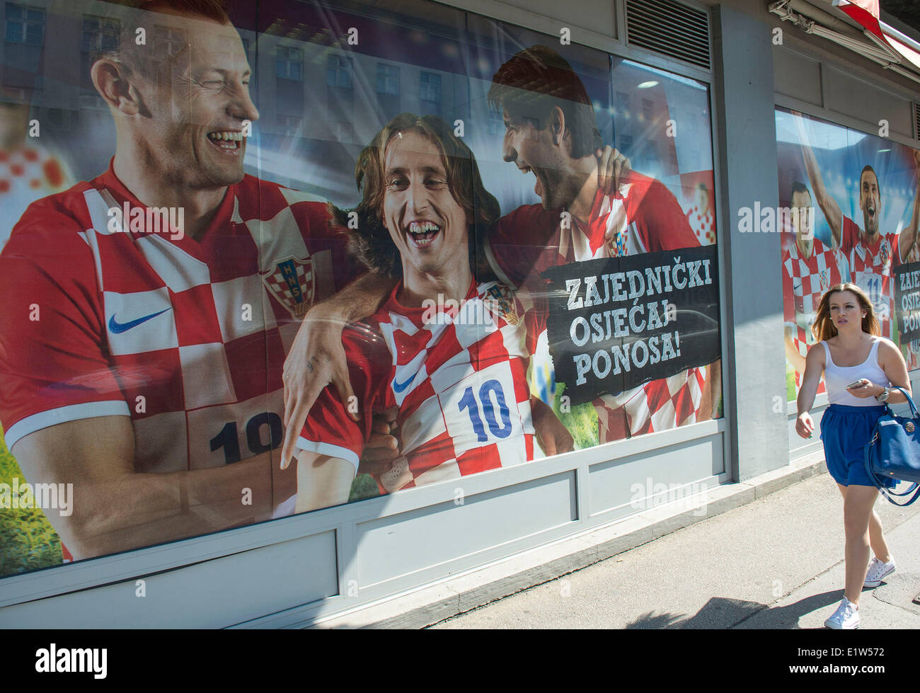 Zagreb, Kroatien. 10. Juni 2014. Eine Frau geht durch einen eingerichteten lokalen Lebensmittelgeschäft in Zagreb, Kroatien, 10. Juni 2014. Kroatien wird am 12. Juni in Sao Paulo Brasilien in das Eröffnungsspiel der WM 2014 spielen. Menschen erwartet, dass kroatische Teilnahme bei der WM wird gewinnbringend und helfen, die angeschlagene Wirtschaft anzukurbeln. Bildnachweis: Miso Lisanin/Xinhua/Alamy Live-Nachrichten Stockfoto