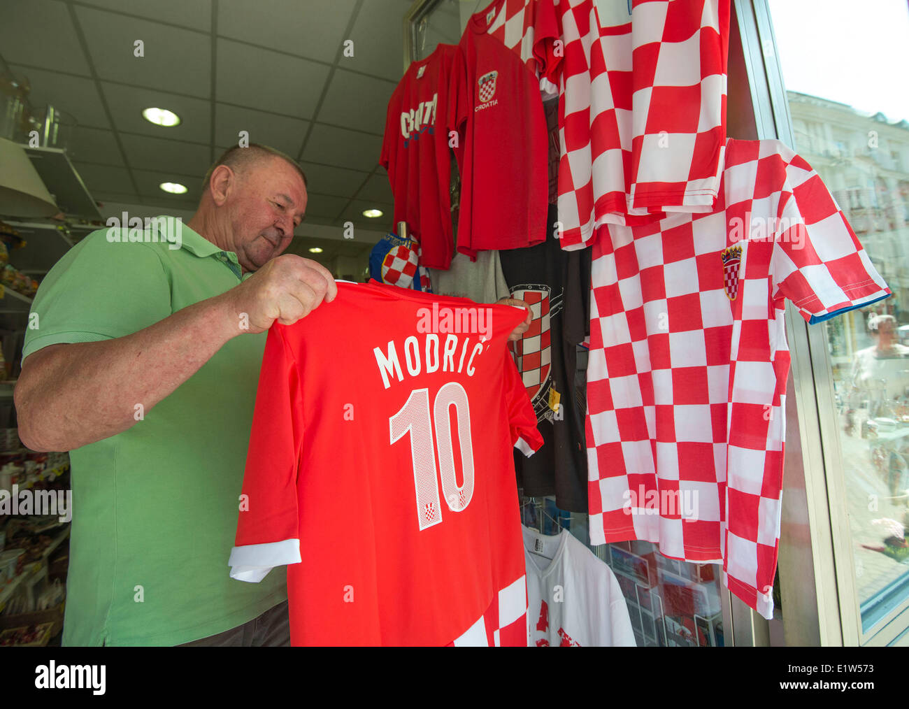Zagreb, Kroatien. 10. Juni 2014. Ein Mann kauft Kroatien Nationalmannschaft Trikot in einem Souvenirshop in Zagreb, Kroatien, 10. Juni 2014. Kroatien wird am 12. Juni in Sao Paulo Brasilien in das Eröffnungsspiel der WM 2014 spielen. Menschen erwartet, dass kroatische Teilnahme bei der WM wird gewinnbringend und helfen, die angeschlagene Wirtschaft anzukurbeln. Bildnachweis: Miso Lisanin/Xinhua/Alamy Live-Nachrichten Stockfoto