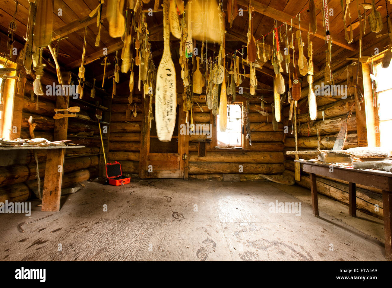 Alte Hütte mit geschnitzten Kanu Paddel früheren Expeditionen hängen Sparren (auch genannt "The Paddle Cabin Prairie Creek) Nahanni Stockfoto