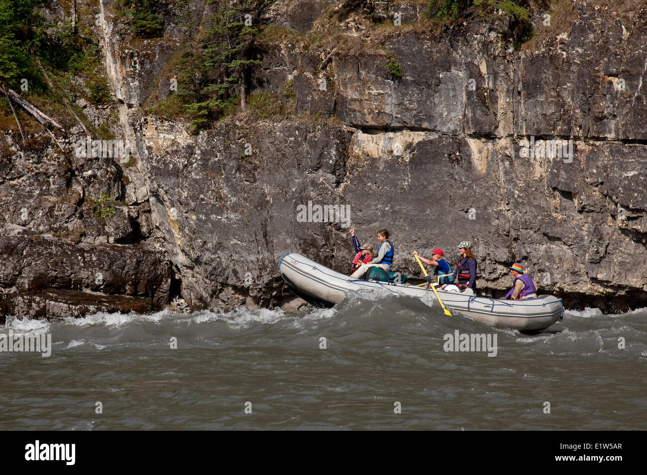 Floß geht durch Stromschnellen Nahanni River Nahanni National Park zu bewahren, NWT, Kanada. Stockfoto