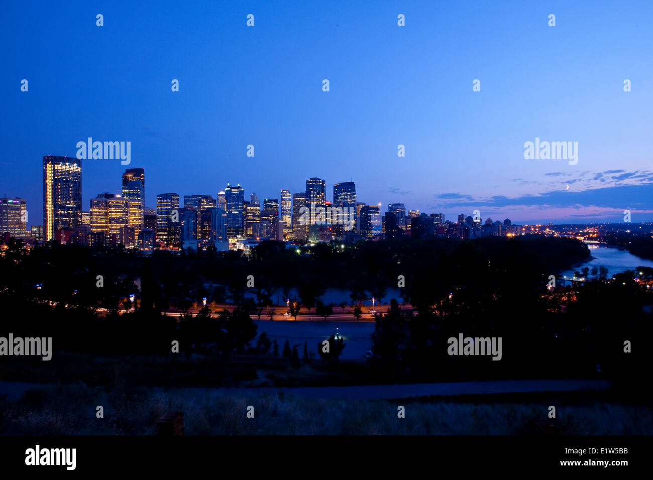 Skyline von Calgary und Bow River bei Nacht-Blick von Norden, Calgary, AB, Kanada. Stockfoto