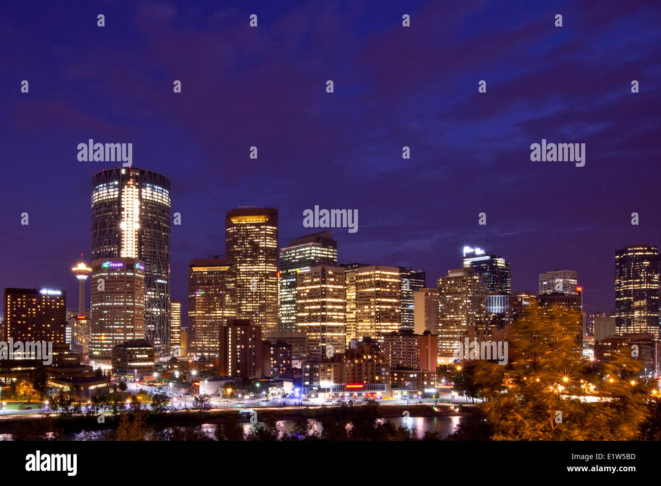 Calgary Skyline bei Nacht-Blick von Norden, Calgary, AB, Kanada. Stockfoto
