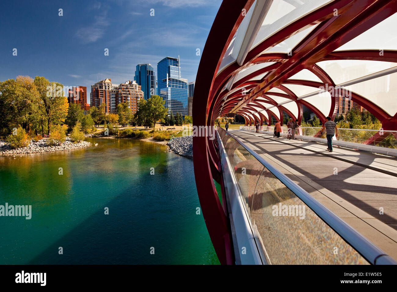 Friedensbrücke Calgary und die Innenstadt von Hochhäusern (Peace Bridge ist eine Fußgängerbrücke, entworfen von renommierten spanischen Archite Stockfoto