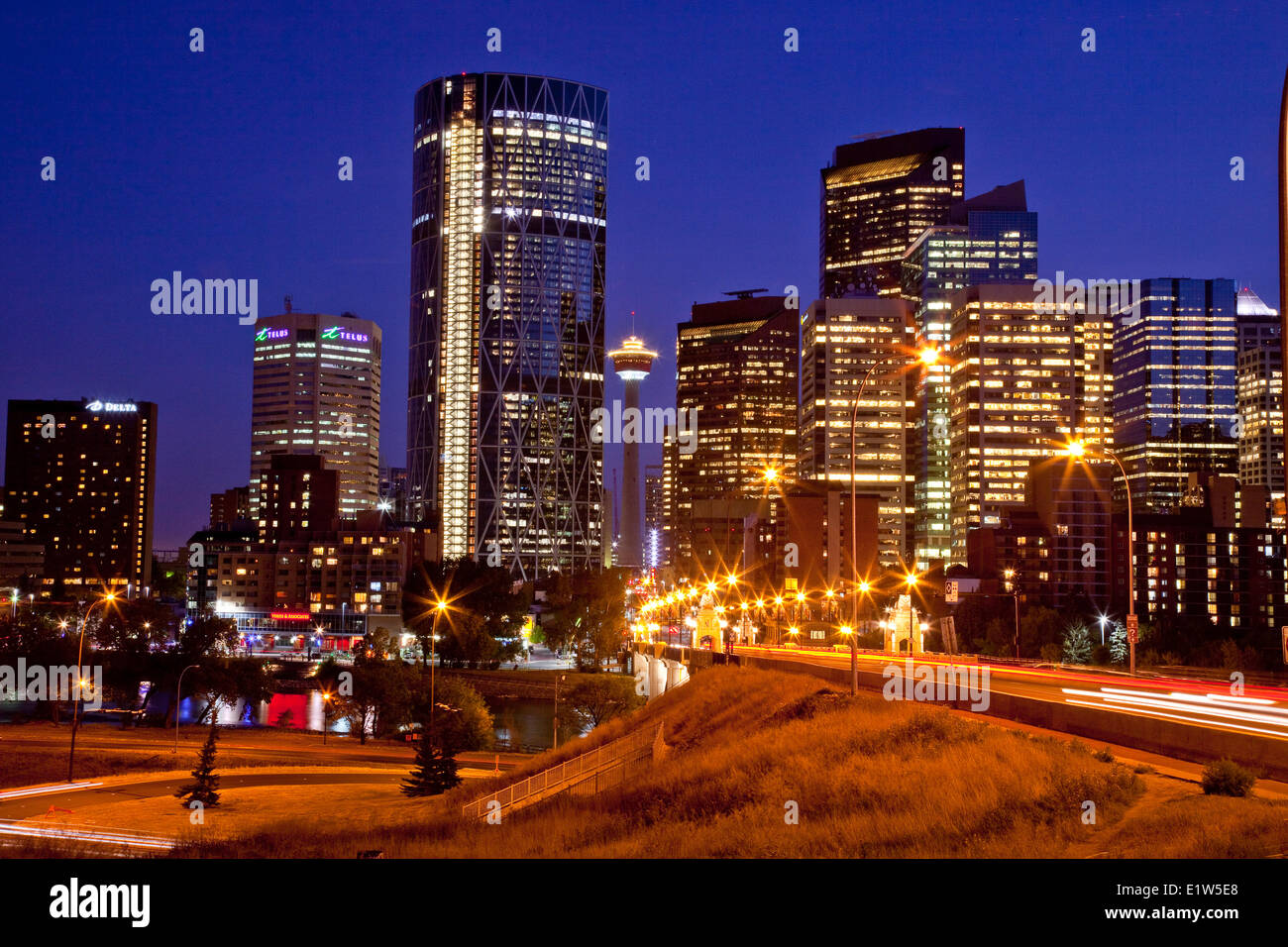 Calgary Skyline bei Nacht-Blick von Norden am Centre Street, Calgary, AB, Kanada. Stockfoto