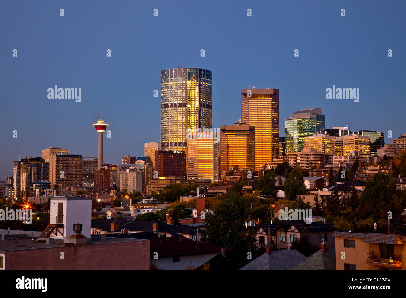 Skyline von Calgary am Sonnenaufgang Blick von Nordosten, Calgary, AB, Kanada. Stockfoto