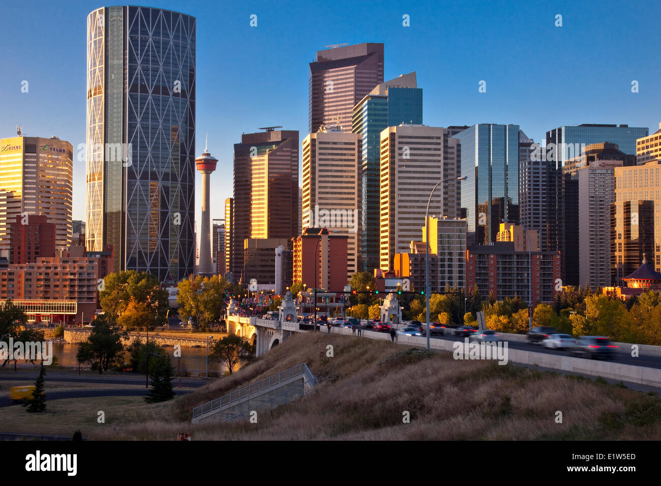 Calgary Skyline-Blick von Norden auf der Centre Street, Calgary, AB, Kanada. Stockfoto