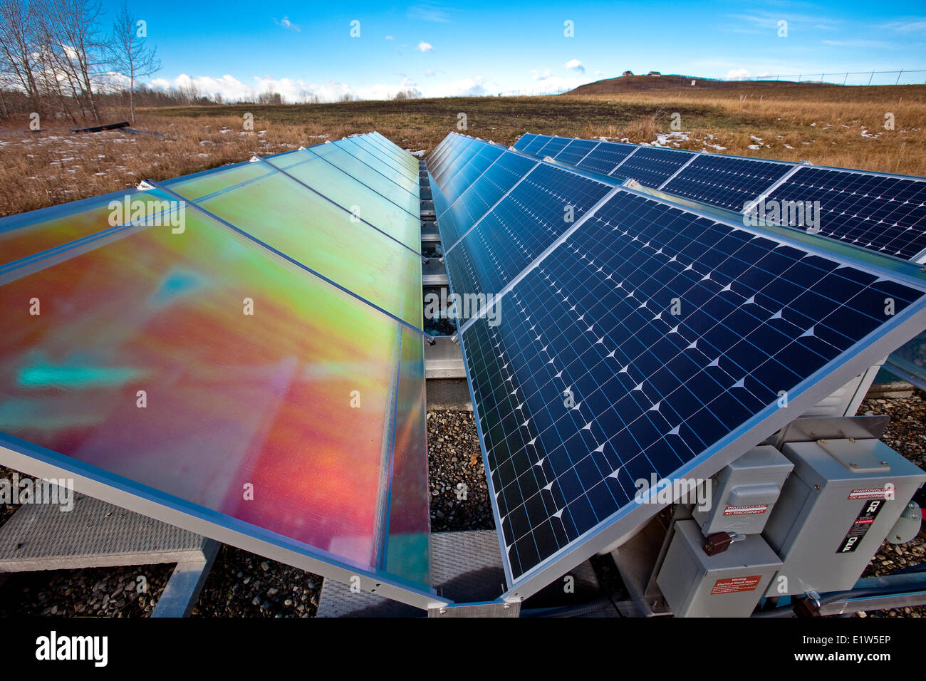 Sonnenkollektoren und Reflektoren (zur Effizienzsteigerung) in einer Wasseraufbereitungsanlage in Turner Valley, Alberta, Kanada. Stockfoto