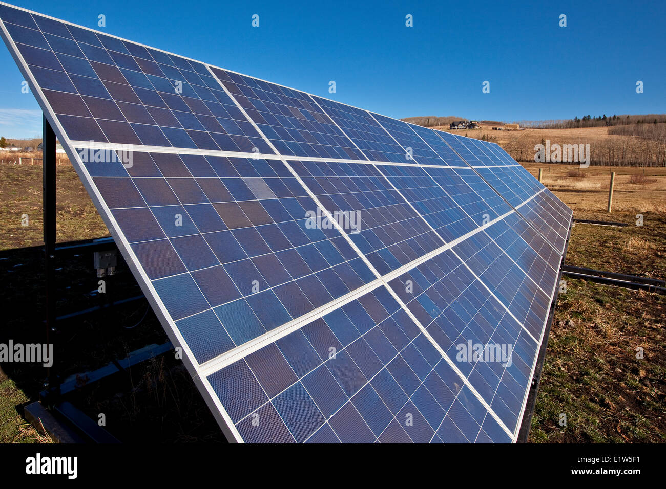 Sonnenkollektoren auf Bauernhof in der Nähe von Black Diamond, Alberta, Kanada. Stockfoto