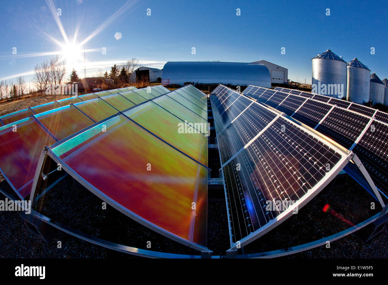 Sonnenkollektoren und Reflektoren (zur Effizienzsteigerung) auf Bauernhof in der Nähe von Calgary, Alberta, Kanada. Stockfoto