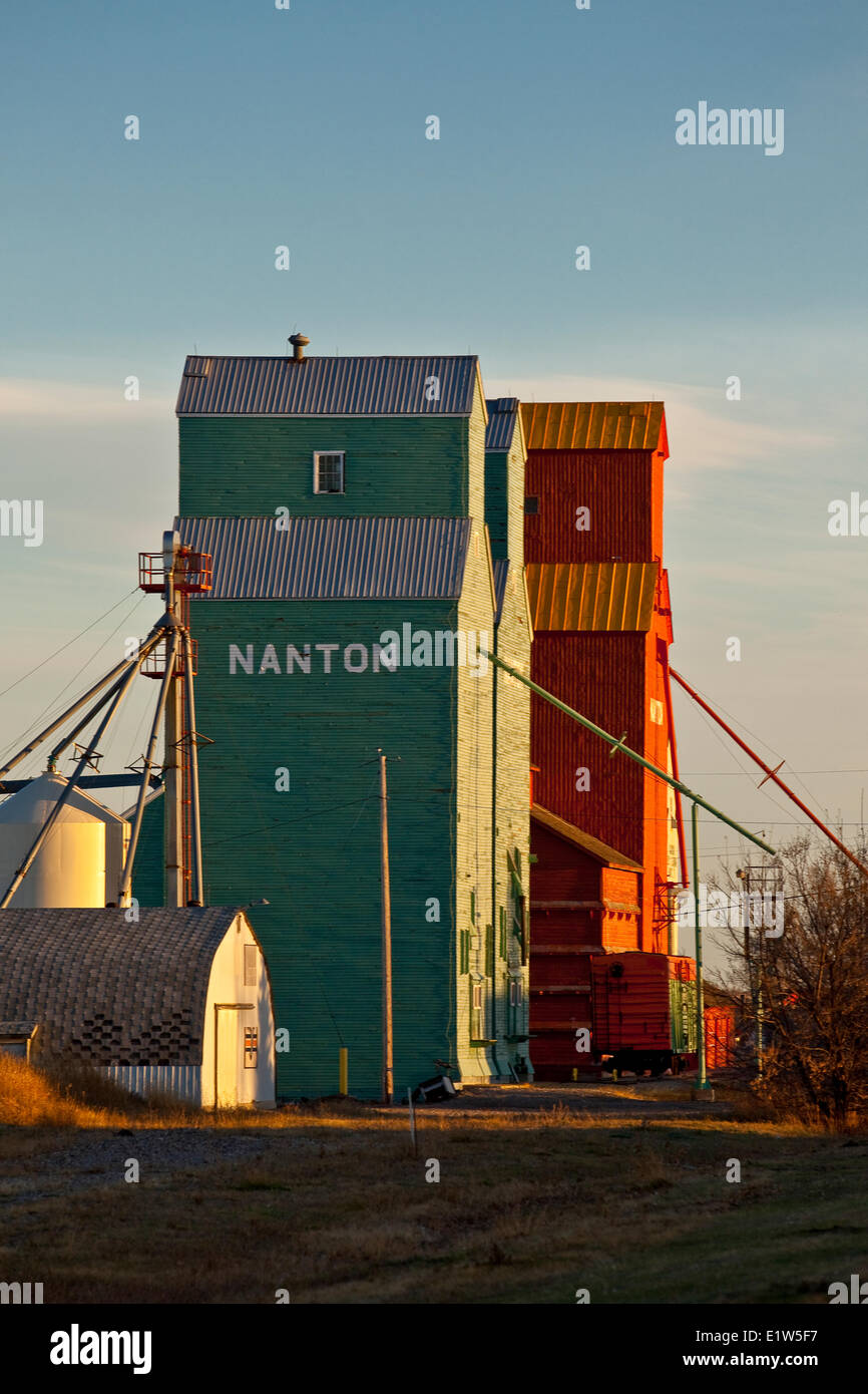 Getreidesilos in Nanton, Alberta, Kanada. Stockfoto