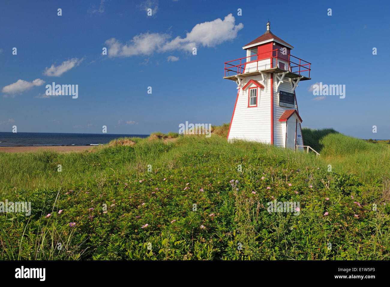 Leuchtturm auf Sanddünen am Kap Stanhope. Covehead Harbour, Prince Edward Island National Park, Prince-Edward-Insel, Kanada Stockfoto