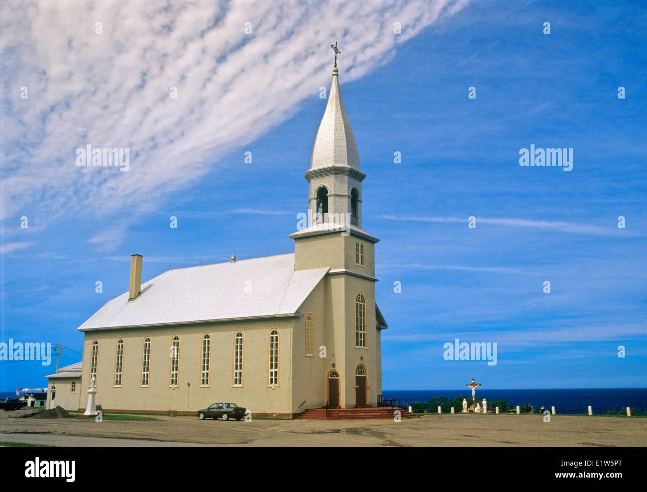 Katholische Kirche am Ufer des Gulf Of St. Lawrence, Madeleine Centre, Quebec, Kanada Stockfoto