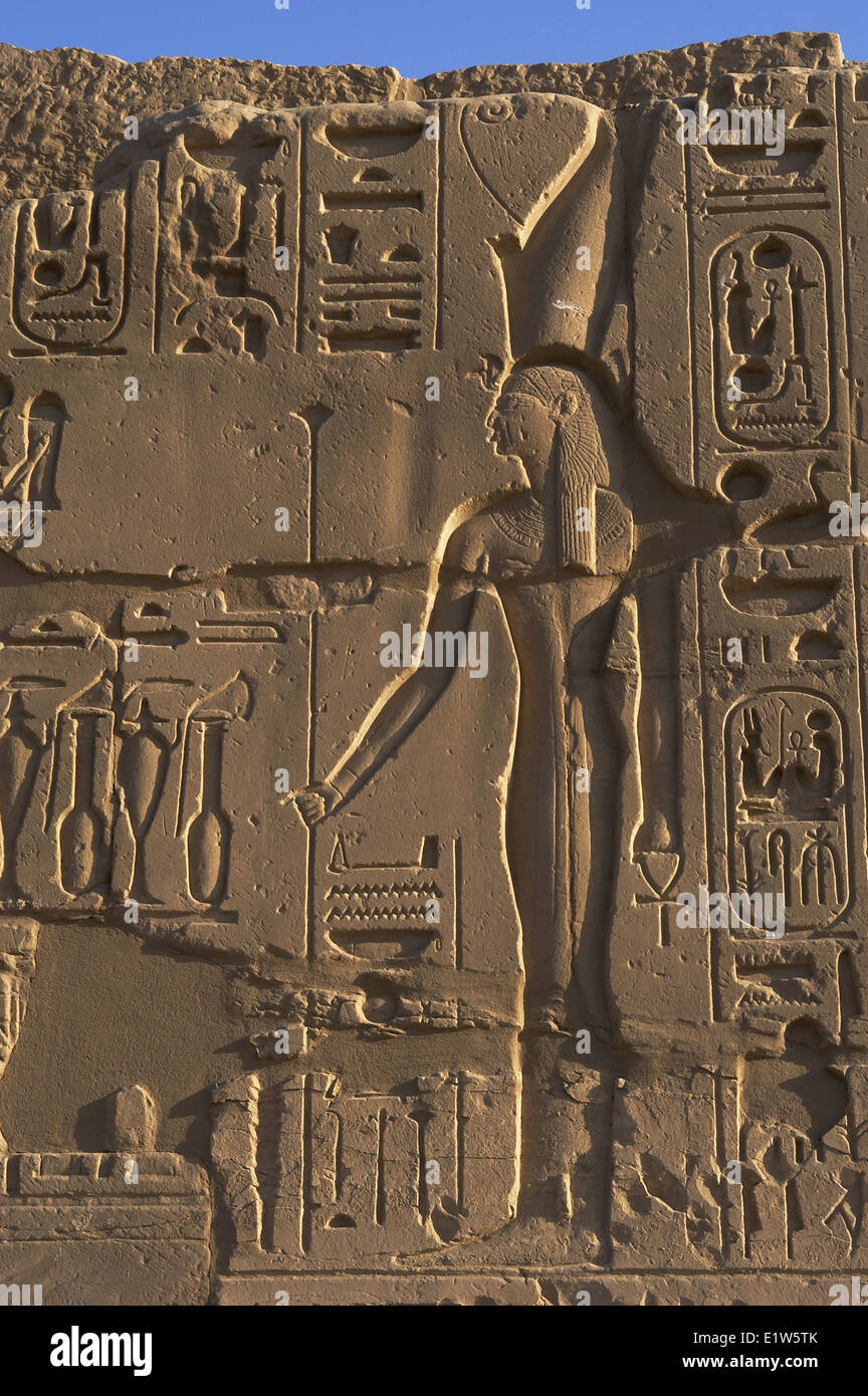Ägyptische Kunst. Der Karnak-Tempel-Komplex. Relief Darstellung der Göttin Wadjet von Unterägypten. Neuen Reiches. Ägypten. Stockfoto